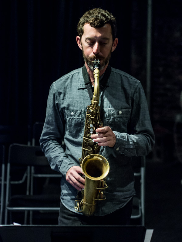 Photo of Aram Shelton at the Stone in NYC. Photo by Peter Gannushkin / Downtownmusic.net